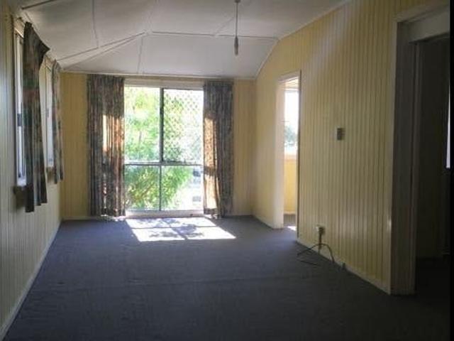 CHARMING FAMILY HOME IN A CONVENIENT SOUTH GLADSTONE LOCATION