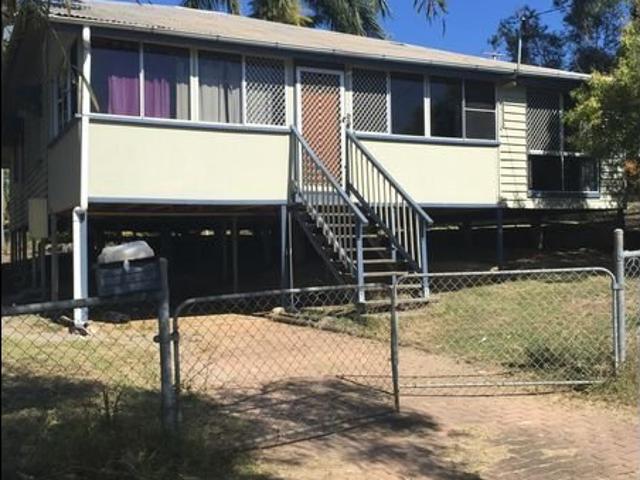 CHARMING FAMILY HOME IN A CONVENIENT SOUTH GLADSTONE LOCATION