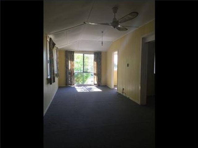 CHARMING FAMILY HOME IN A CONVENIENT SOUTH GLADSTONE LOCATION