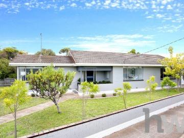 Charming Family Home in a Prime St Albans Park Location!