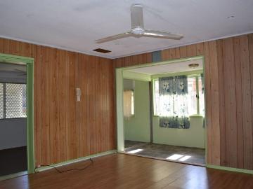 Charming Family Home in Convenient Woodridge Location!