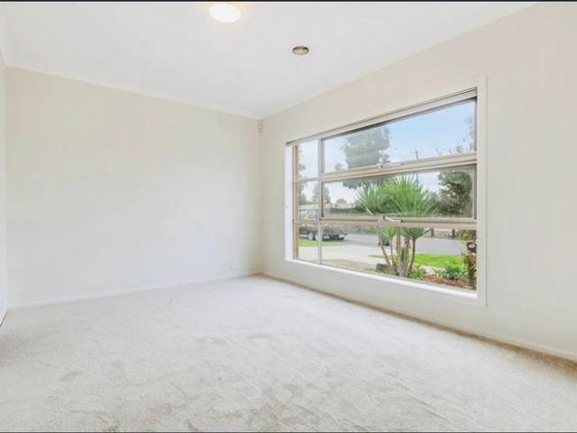 Charming Family Home in Highland Estate Craigieburn !