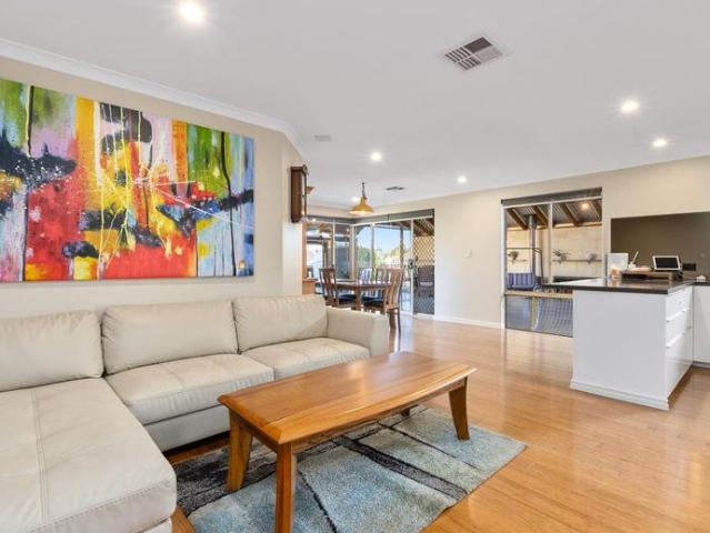 Charming family home in quiet cul de sac!