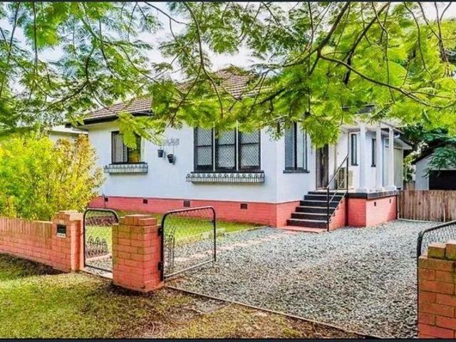 Charming Family Home in Redcliffe!