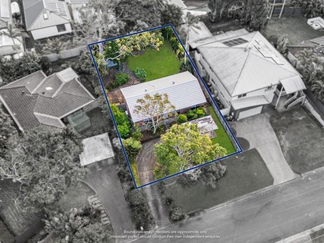 Charming Family Home in Sought After Santa Barbara, Hope Island!