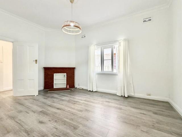 Charming family home moments from Flemington Station. Freshly painted and new floorboard