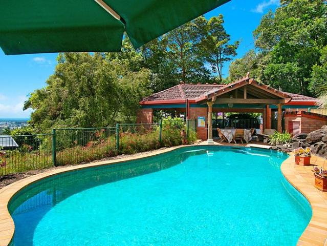 Charming Family Haven with Pool & Tennis Court Pet Friendly
