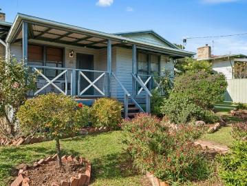 Charming Family Living on 710m² Space, Warmth & Lifestyle in the Heart of Seymour