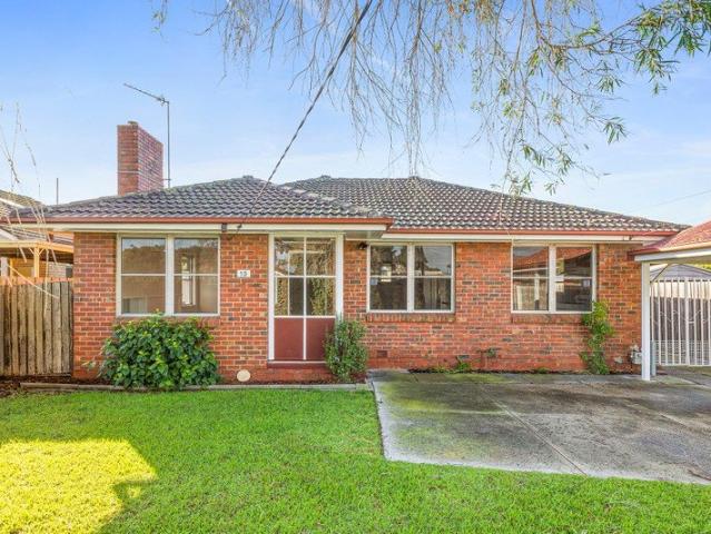 Charming Family Living in a Convenient Thomson Location