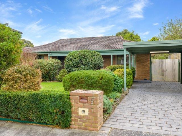 Charming Family Living with Alfresco Entertaining