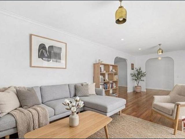 CHARMING FAMILY LIVING!