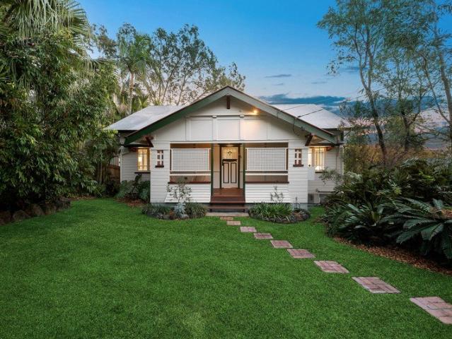 Charming family Queenslander a stroll from schools