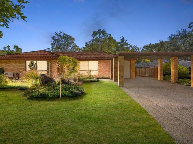 Charming Family Retreat Backing onto Park Perfect for Entertaining!