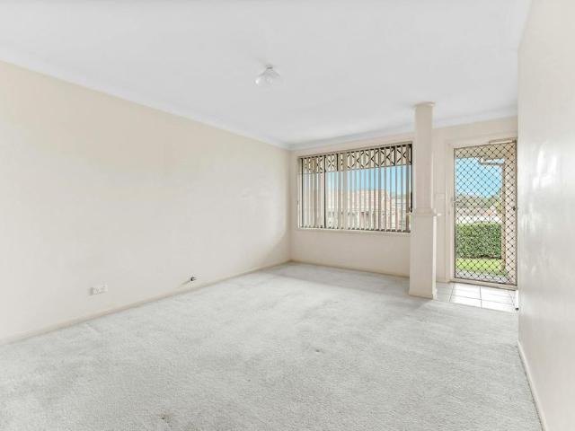 Charming Family Retreat in Prime Quakers Hill Location – Walk to Train Station!