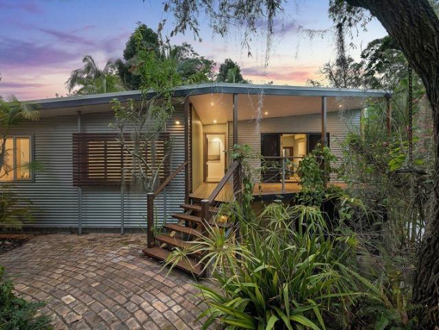 Charming family treetop oasis in rainforest setting