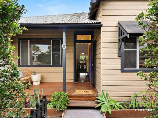 Charming Federation Cottage in Prime Mayfield Location 3 Bedroom