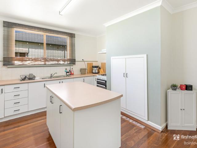 Charming Federation Cottage with Walk to Town Convenience