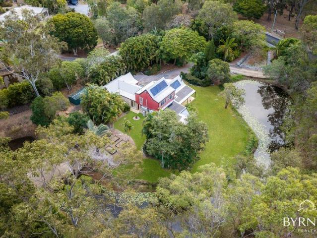 CHARMING FIVE BEDROOM FAMILY HOME ON 1.31 HECTARES WITH SHED + SOLAR