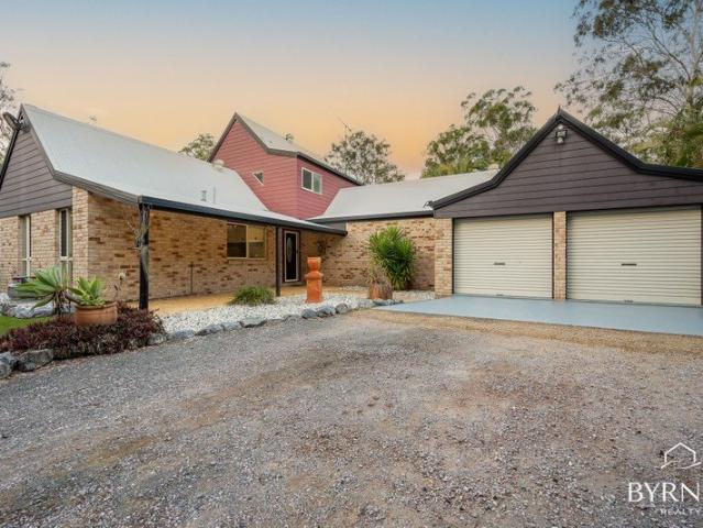 CHARMING FIVE BEDROOM FAMILY HOME ON 1.31 HECTARES WITH SHED + SOLAR