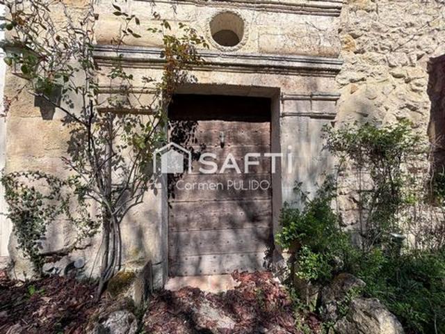 Charmant ancien presbytère en pierre avec studio indépendant, atelier de stockage, vaste jardin et piscine, idéalement situé à seulement 30 minutes de Bordeaux
