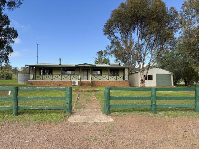 Charming Four Bedroom Cottage Close to Town