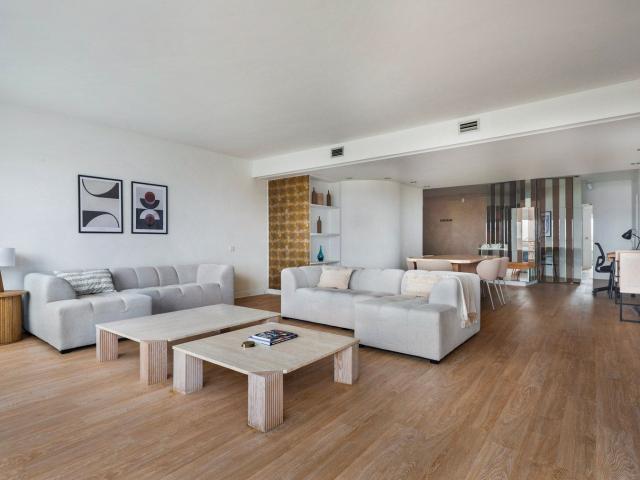 Charming Four Bedroom Apartment with River Views