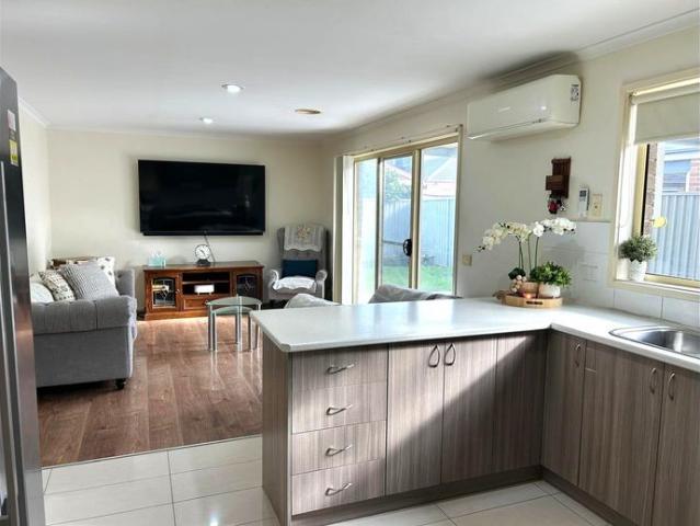 Charming four bedroom residence in Hunt Club area!