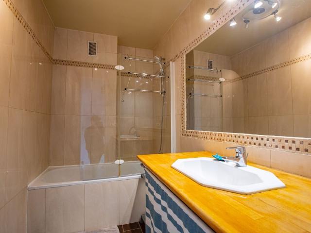 Charming flat in a quiet Courtyard, Paris Amsterdam Apartments for Rent