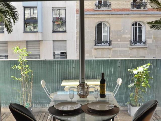 Charming flat with a terrace close to everything!