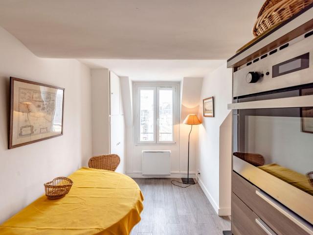 Charming flat with a view, Paris Amsterdam Apartments for Rent