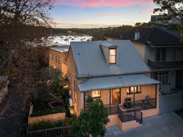 Charming freestanding home with serene harbour views
