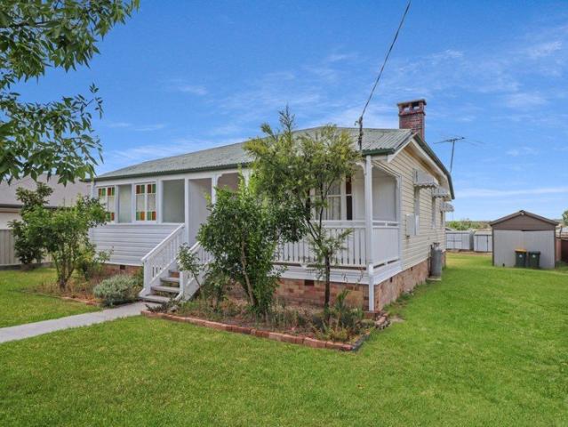 Charming Fully Fenced Cottage Yard Maintenance Included