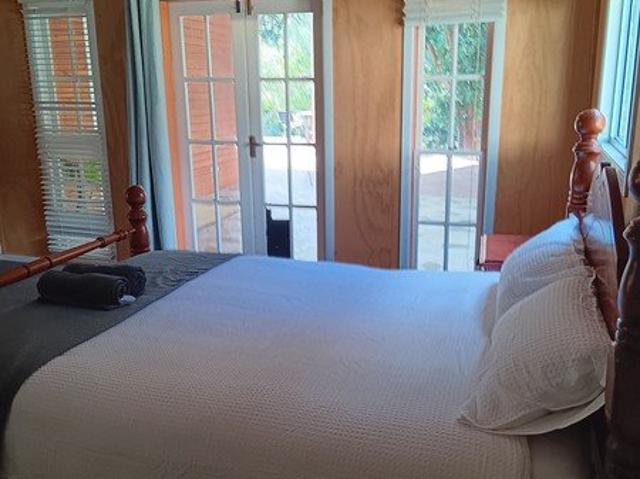 Charming Fully Furnished 2 Bedroom Home Peaceful Retreat by the Creek!