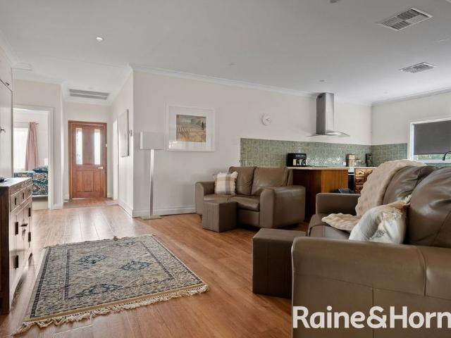 Charming Fully Furnished 4 Bed Home Close to Town