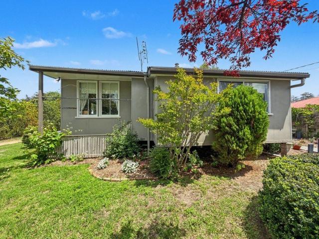 Charming Fully Furnished Cottage Walk to Town
