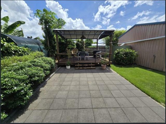Charming Fully Furnished Queenslander with Spa Bath & Wrap Around Verandah