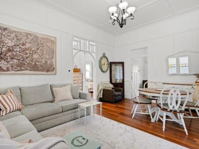 Charming Fully Furnished Riverfront Queenslander with Expansive Verandahs