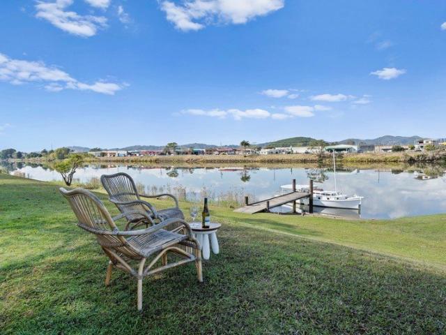 Charming Fully Furnished Riverfront Queenslander with Expansive Verandahs