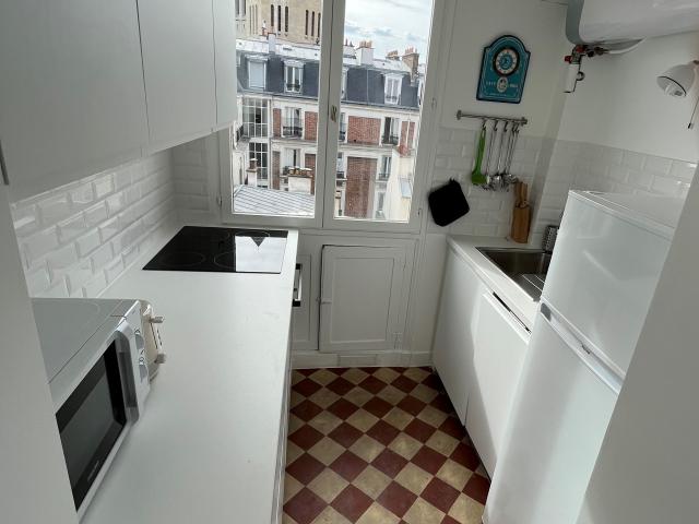 Charming fully renovated apartment full of light 1 separate bedroom with elevator