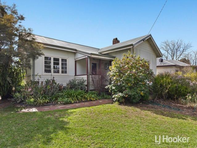 Charming Fully Renovated, Solar Powered Cottage in the Heart of Collie
