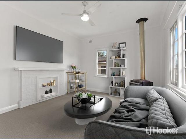 Charming Fully Renovated, Solar Powered Cottage in the Heart of Collie
