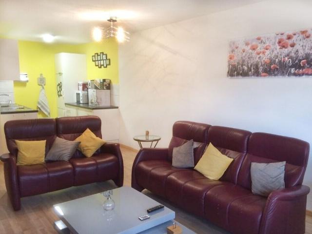 Charming Furnished 2.5 Room Apartment Seebacherstrasse 64, Zürich Seebach 2nd Floor Left