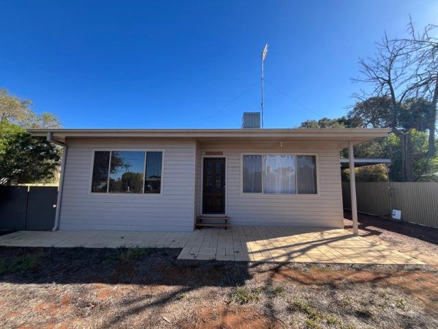 Charming Furnished house available for lease Hillston