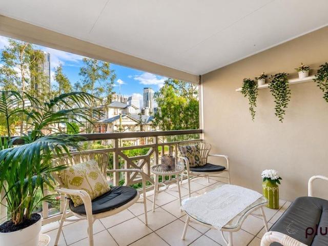 Charming Furnished One Bedroom Apartment with Open Plan Living in Spring Hill