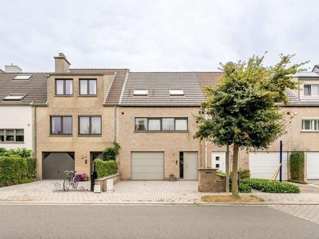 Charming furnished split level house with a south facing gar
