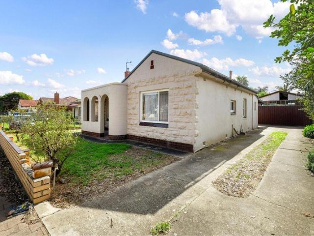 Charming Glandore bungalow with great positioning and a spacious garden oasis