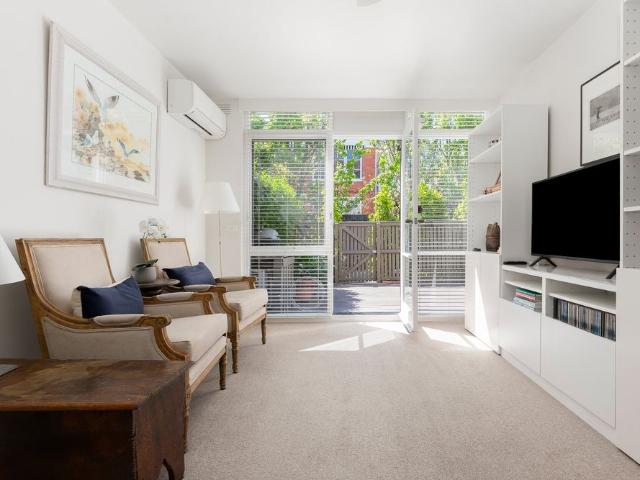 Charming Ground Floor Apartment with Large Courtyard