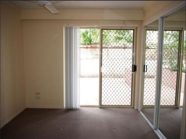 Charming Ground Floor Unit with Private Patio in Chevron Island