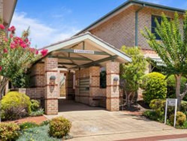 Charming Ground Floor Villa style unit with garden access