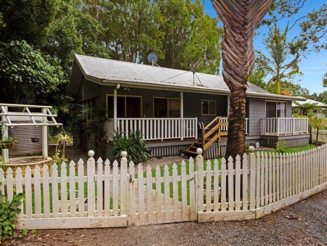 Charming Hinterland Furnished Cottage 2 Bedroom Retreat with Country Surrounds